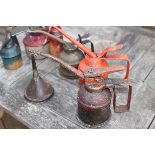 600 - QUANTITY OF VINTAGE OIL CANS