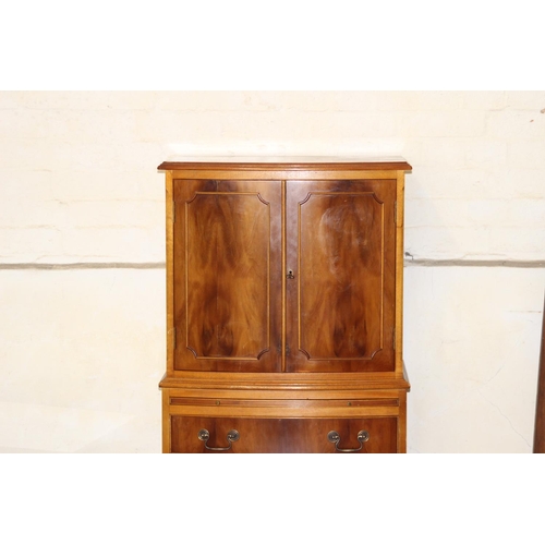 15 - 3 X PIECES OF REPRODUCTION FURNITURE 
62 X 130 X 45CM