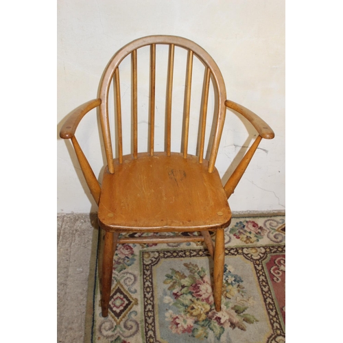 22 - QUANTITY OF 5  BLONDE ERCOL CHAIRS INCLUDING 2 CARVERS
61 X 42 X 40CM