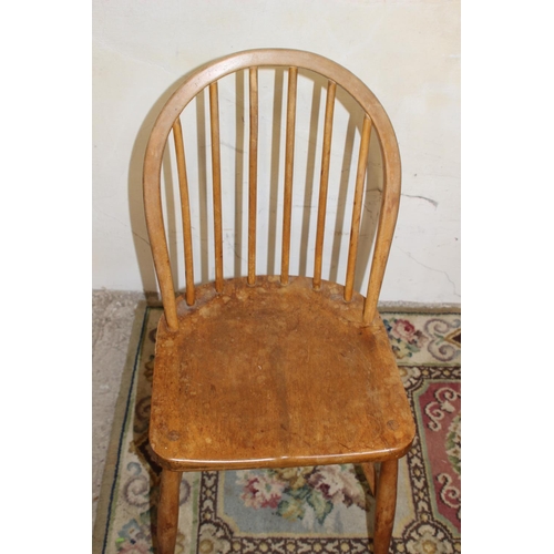 22 - QUANTITY OF 5  BLONDE ERCOL CHAIRS INCLUDING 2 CARVERS
61 X 42 X 40CM