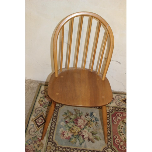 22 - QUANTITY OF 5  BLONDE ERCOL CHAIRS INCLUDING 2 CARVERS
61 X 42 X 40CM