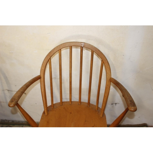 22 - QUANTITY OF 5  BLONDE ERCOL CHAIRS INCLUDING 2 CARVERS
61 X 42 X 40CM