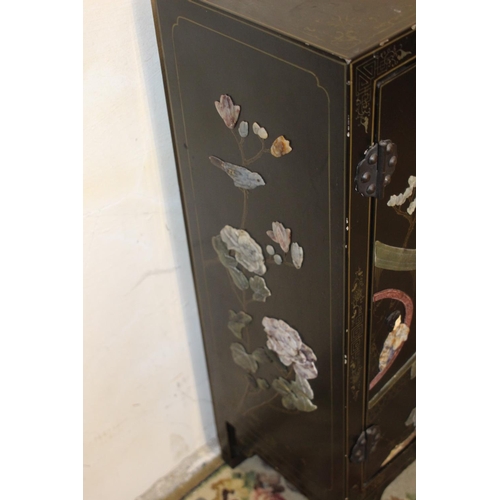 4 - ORIENTAL CABINET 
30 X 61 X 92CM