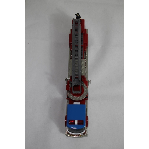 681 - CORGI 51801 AMERICAN LA FRANCE LADDER TRUCK DIECAST MODEL WITH BOX