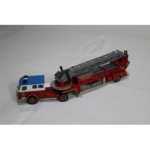 681 - CORGI 51801 AMERICAN LA FRANCE LADDER TRUCK DIECAST MODEL WITH BOX