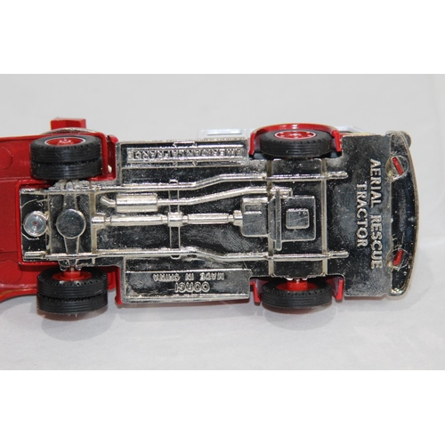 681 - CORGI 51801 AMERICAN LA FRANCE LADDER TRUCK DIECAST MODEL WITH BOX