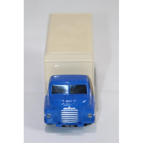 721 - CORGI 19304 BEDFORD S BOX VAN - WALLS DIECAST MODEL WITH BOX