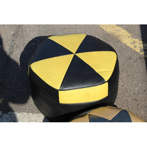 64 - 2 X RETRO POUFFES 
40 X 30CM