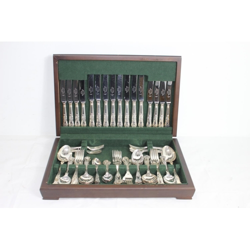 326 - GOOD CUTLERY SET