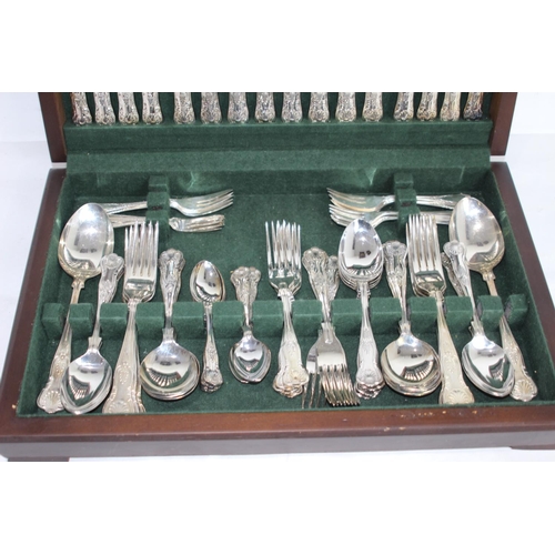 326 - GOOD CUTLERY SET