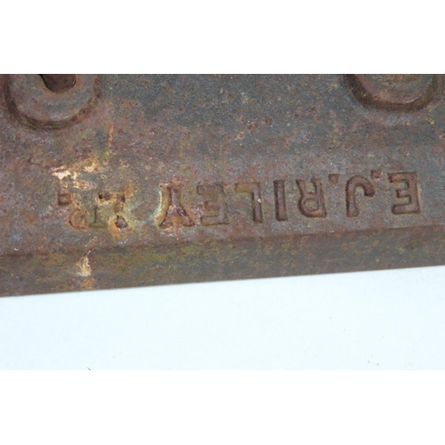 354 - ANTIQUE SNOOKER TABLE IRON BY RILEY