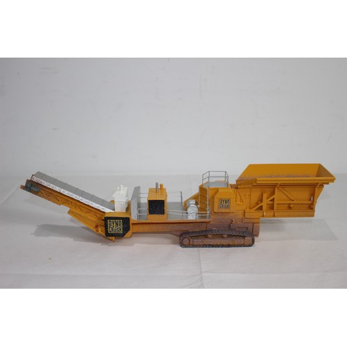 CORGI 2002 US55705 KENWORTH W925 WITH KING TRAILER AND ROCK