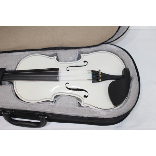 386 - CASED VIOLIN
BACK MEASURES 30CM