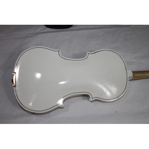 386 - CASED VIOLIN
BACK MEASURES 30CM