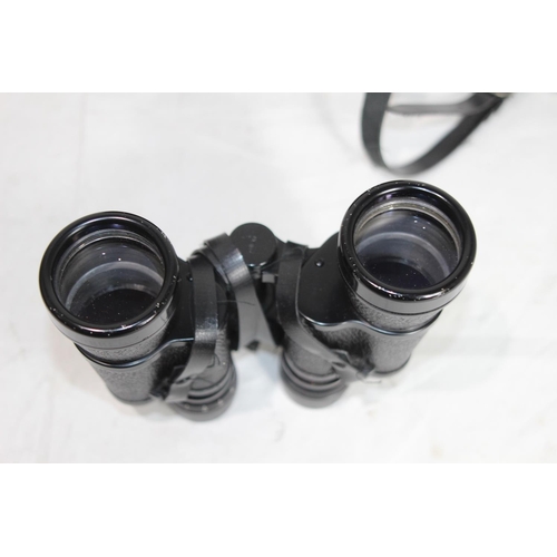 424 - PAIR OF 8 X 40 FIESTA BINOCULARS