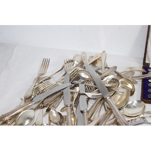 427 - GOOD BOX OF CUTLERY