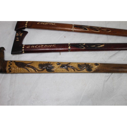 429 - 3 X ETHNIC STICKS 
91CM