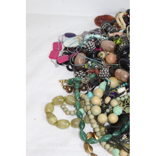 452 - QUANTITY OF COSTUME JEWELLERY