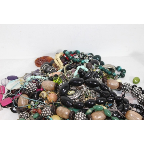 452 - QUANTITY OF COSTUME JEWELLERY