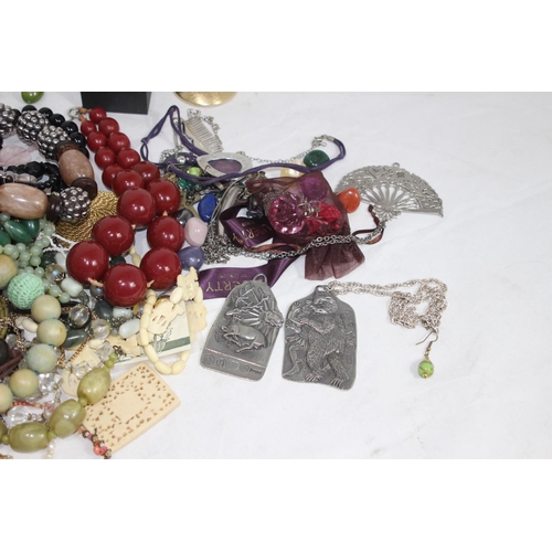 452 - QUANTITY OF COSTUME JEWELLERY