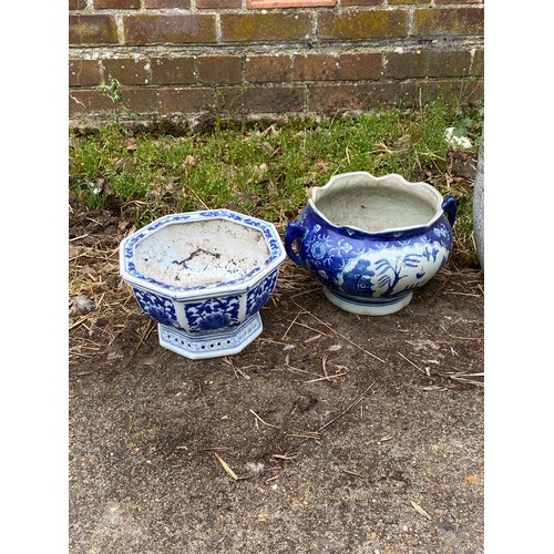 141 - QUANTITY OF BLUE AND WHITE CERAMIC PLANTERS ETC 
30CM