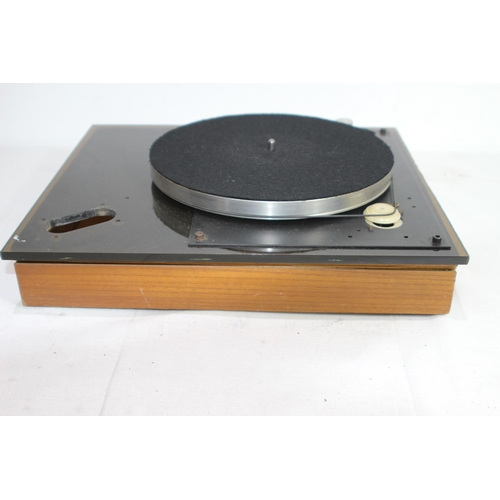 486 - VINTAGE TURNTABLE