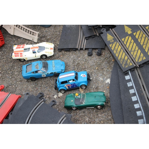 823 - QUANTITY OF SCALEXTRIC INCLUDING CARS