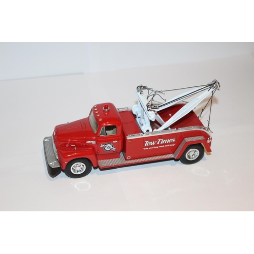 268 - 1994 FIRST GEAR 1957 INTERNATIONAL R-200 TOW TRUCK DIE-CAST MODEL WITH BOX