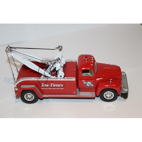 268 - 1994 FIRST GEAR 1957 INTERNATIONAL R-200 TOW TRUCK DIE-CAST MODEL WITH BOX