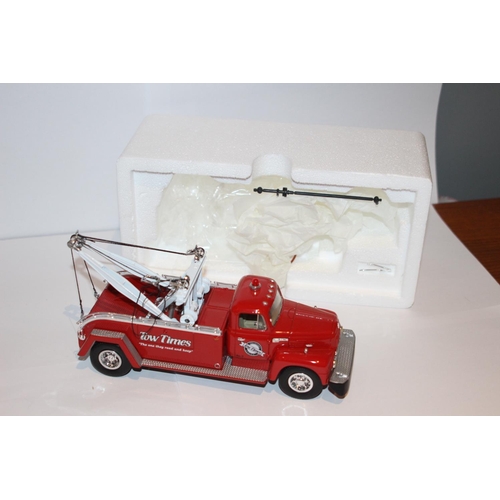 268 - 1994 FIRST GEAR 1957 INTERNATIONAL R-200 TOW TRUCK DIE-CAST MODEL WITH BOX