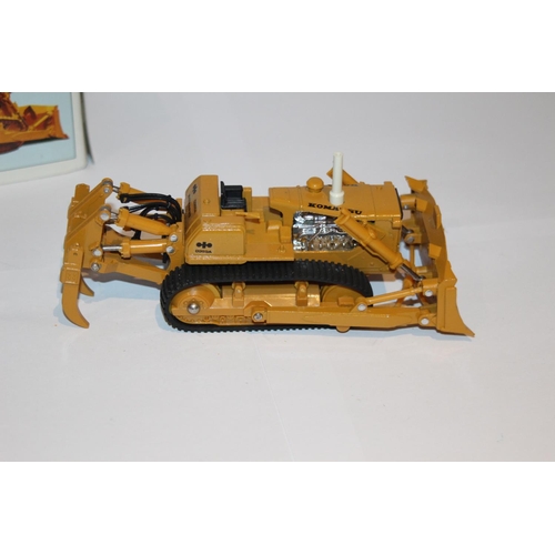 272 - ACE DIAPET YONEZAWA D355A BULLDOZER K-15 - BOTTOM OF THE BOX DOESN'T FIT