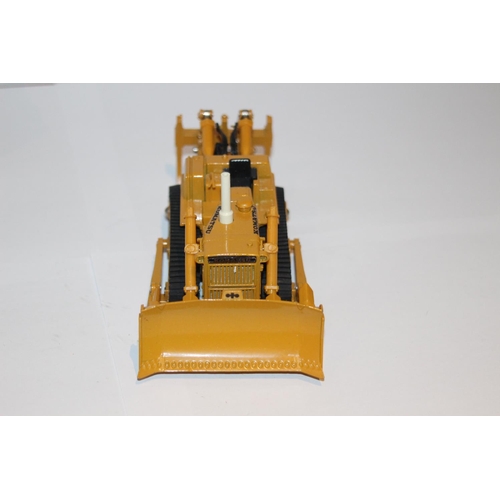 272 - ACE DIAPET YONEZAWA D355A BULLDOZER K-15 - BOTTOM OF THE BOX DOESN'T FIT