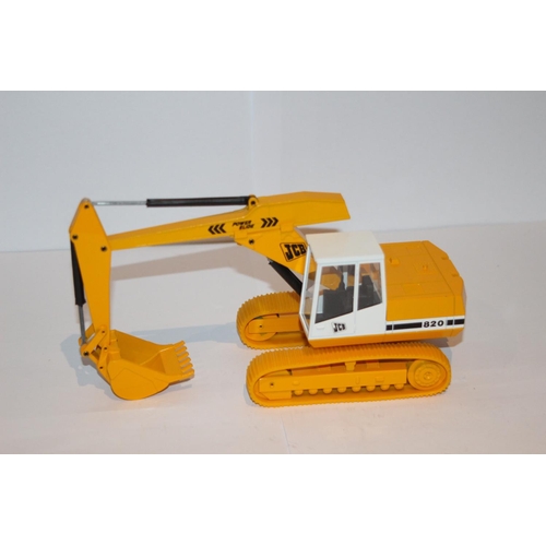 279 - NZG MODELLE JCB 820 CRAWLER EXCAVATOR DIE-CAST MODEL WITH BOX