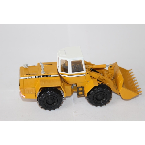 290 - CONRAD 2887 LIEBHERR L531 WHEEL LOADER DIE-CAST MODEL WITH BOX