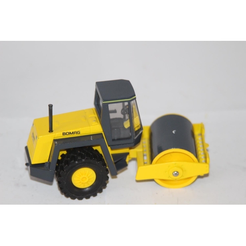 353 - BOMAG BW 213D ROLLER DIE-CAST MODEL WITH BOX - STEERING IS LOOSE