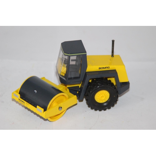 353 - BOMAG BW 213D ROLLER DIE-CAST MODEL WITH BOX - STEERING IS LOOSE