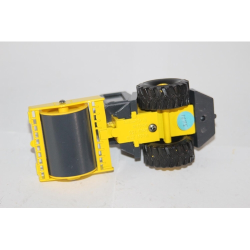 353 - BOMAG BW 213D ROLLER DIE-CAST MODEL WITH BOX - STEERING IS LOOSE