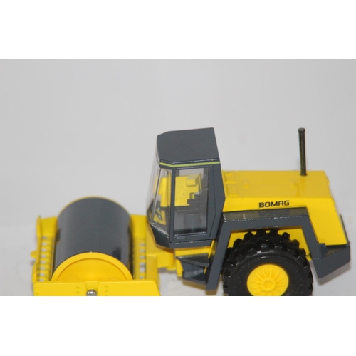 353 - BOMAG BW 213D ROLLER DIE-CAST MODEL WITH BOX - STEERING IS LOOSE