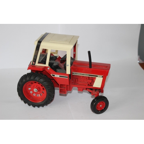 362 - ERTL INTERNATIONAL 1086 TRACTOR DIE-CAST MODEL NO BOX