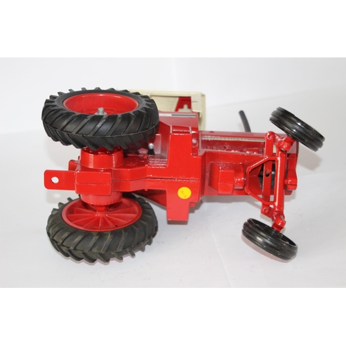 362 - ERTL INTERNATIONAL 1086 TRACTOR DIE-CAST MODEL NO BOX