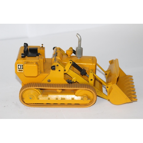 364 - NZG CAT 941 DIGGER DIE-CAST MODEL NO BOX