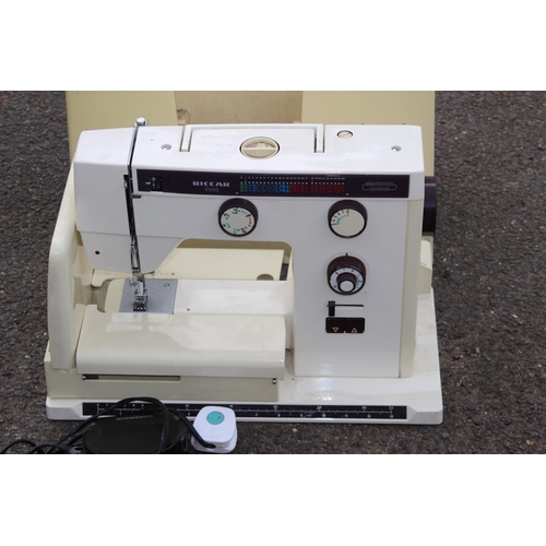 730 - VINTAGE RICCAR 9900 SEWING MACHINE