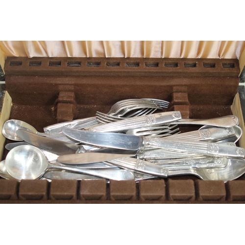 620 - VINTAGE BOXED CUTLERY SET