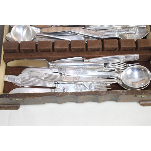 620 - VINTAGE BOXED CUTLERY SET