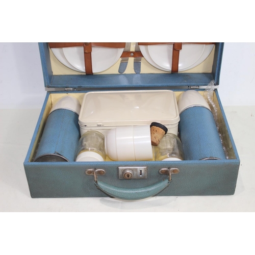 647 - VINTAGE SIRRAM PICNIC SET