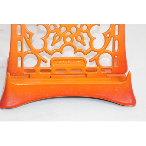 651 - LE CREUSET COOKBOOK HOLDER 
35CM