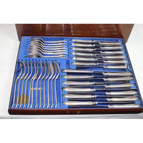 677 - GOOD QUALITY ANTIQUE DANIEL AND ARTER CUTLERY SET
47 X 37 X 21CM