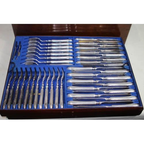 677 - GOOD QUALITY ANTIQUE DANIEL AND ARTER CUTLERY SET
47 X 37 X 21CM