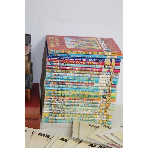 695 - LARGE QUANTITY OF CHILDREN'S BOOKS