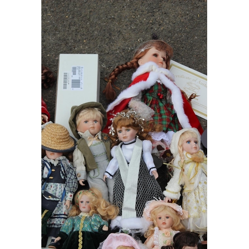 713 - QUANTITY OF DOLLS